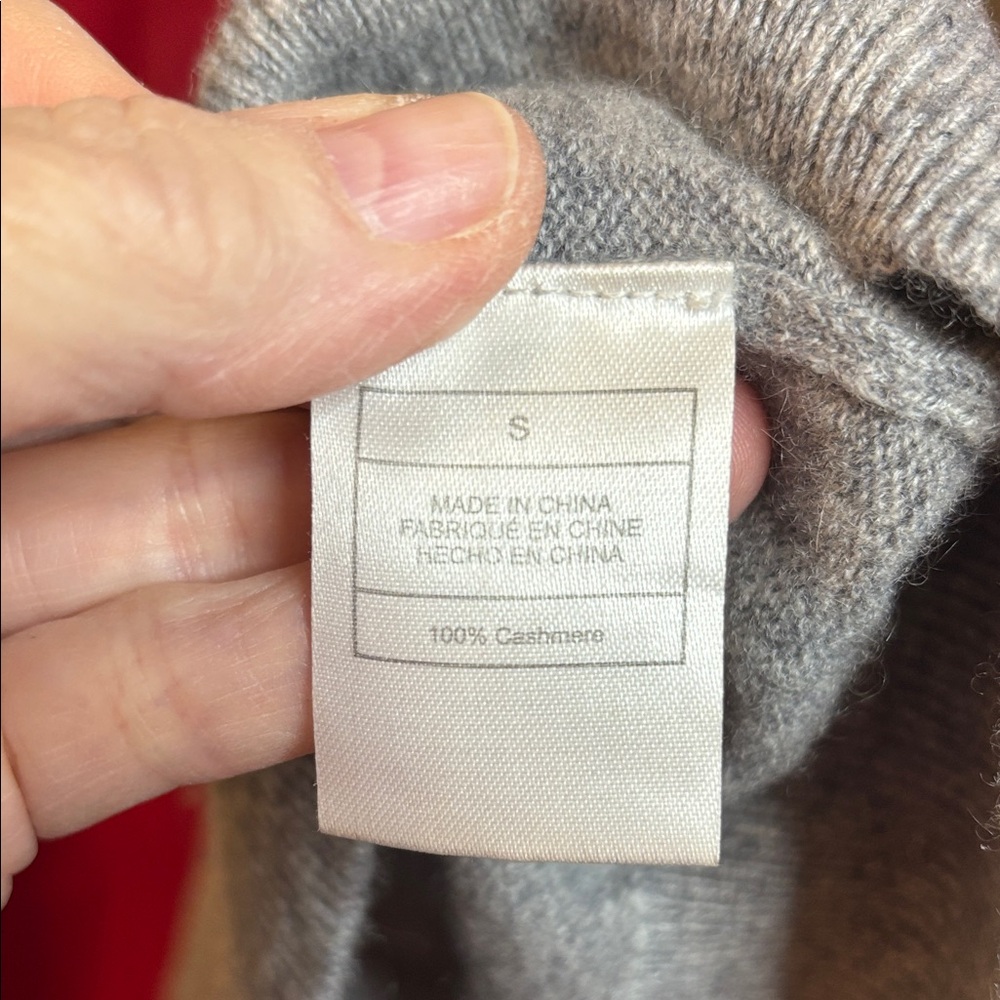 Quince Heather Gray Crewneck Sweater 100% CASHMERE 🤩1 small hole look in photos - Picture 3 of 12
